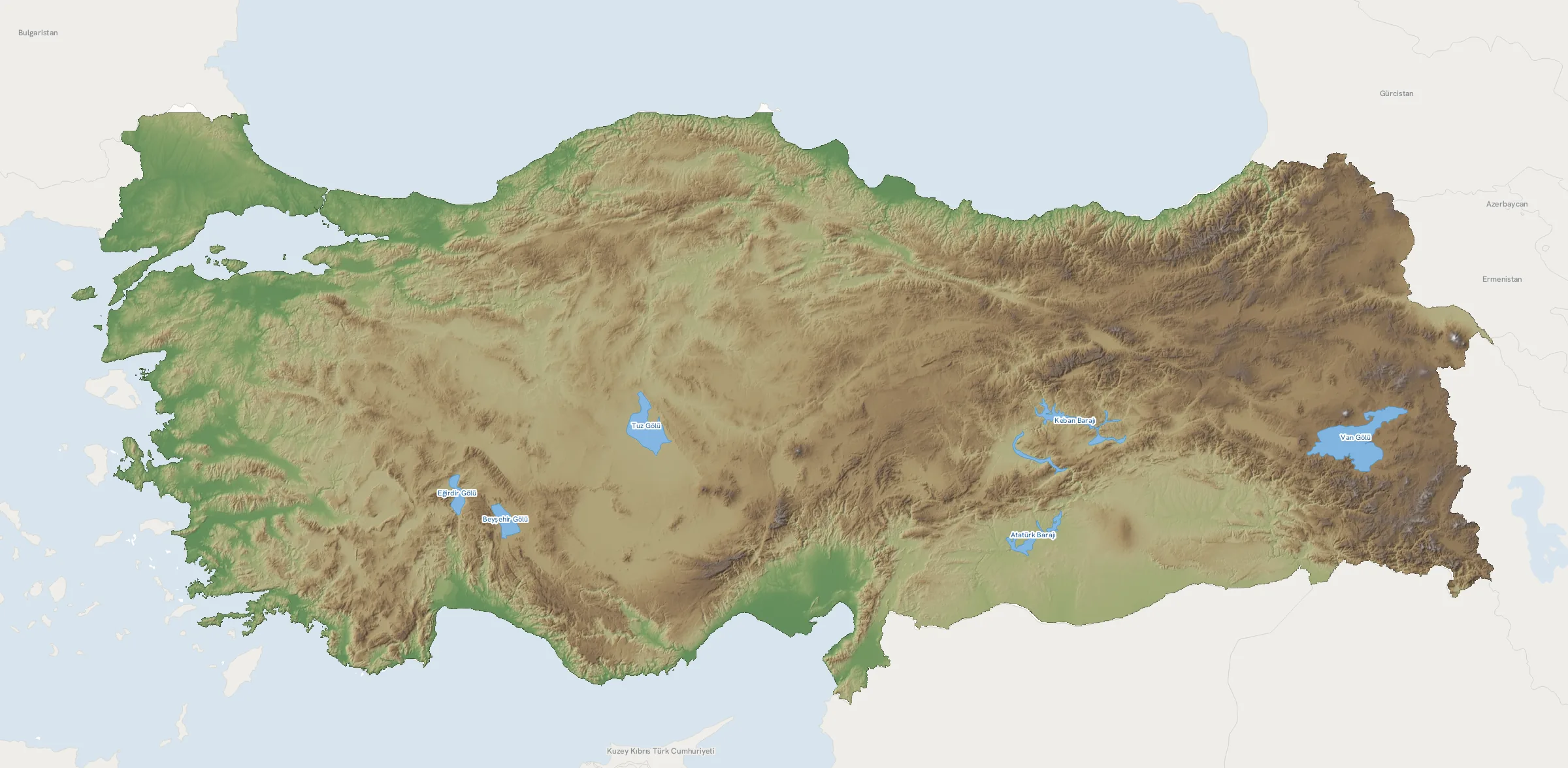 Türkiye'nin gölgeli rölyef haritası; göller ve baraj gölleri mavi. MapSystem WMS çıktısı.